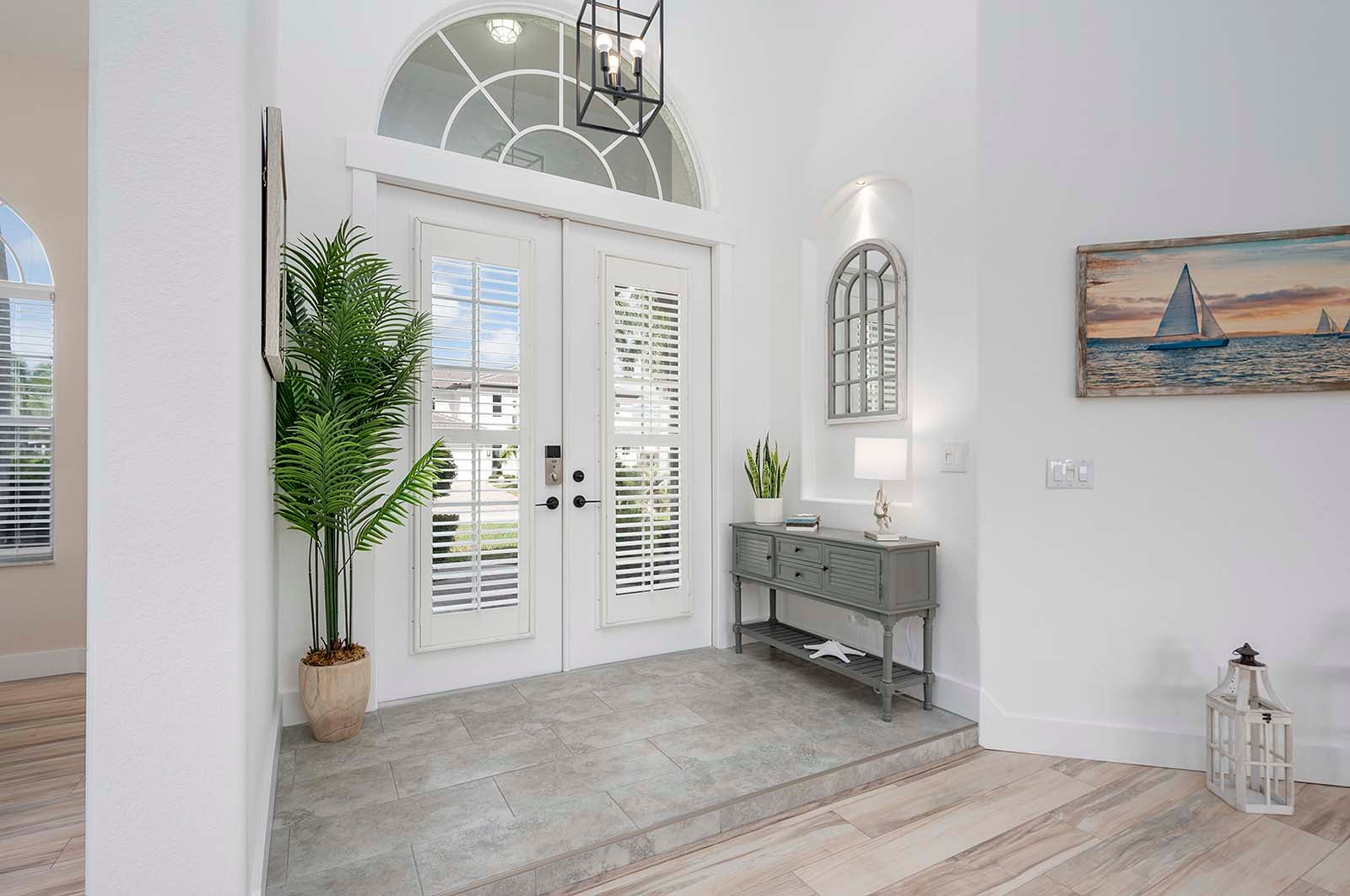 Privates Dock am Kanal mit Bootslift und Wasserblick.