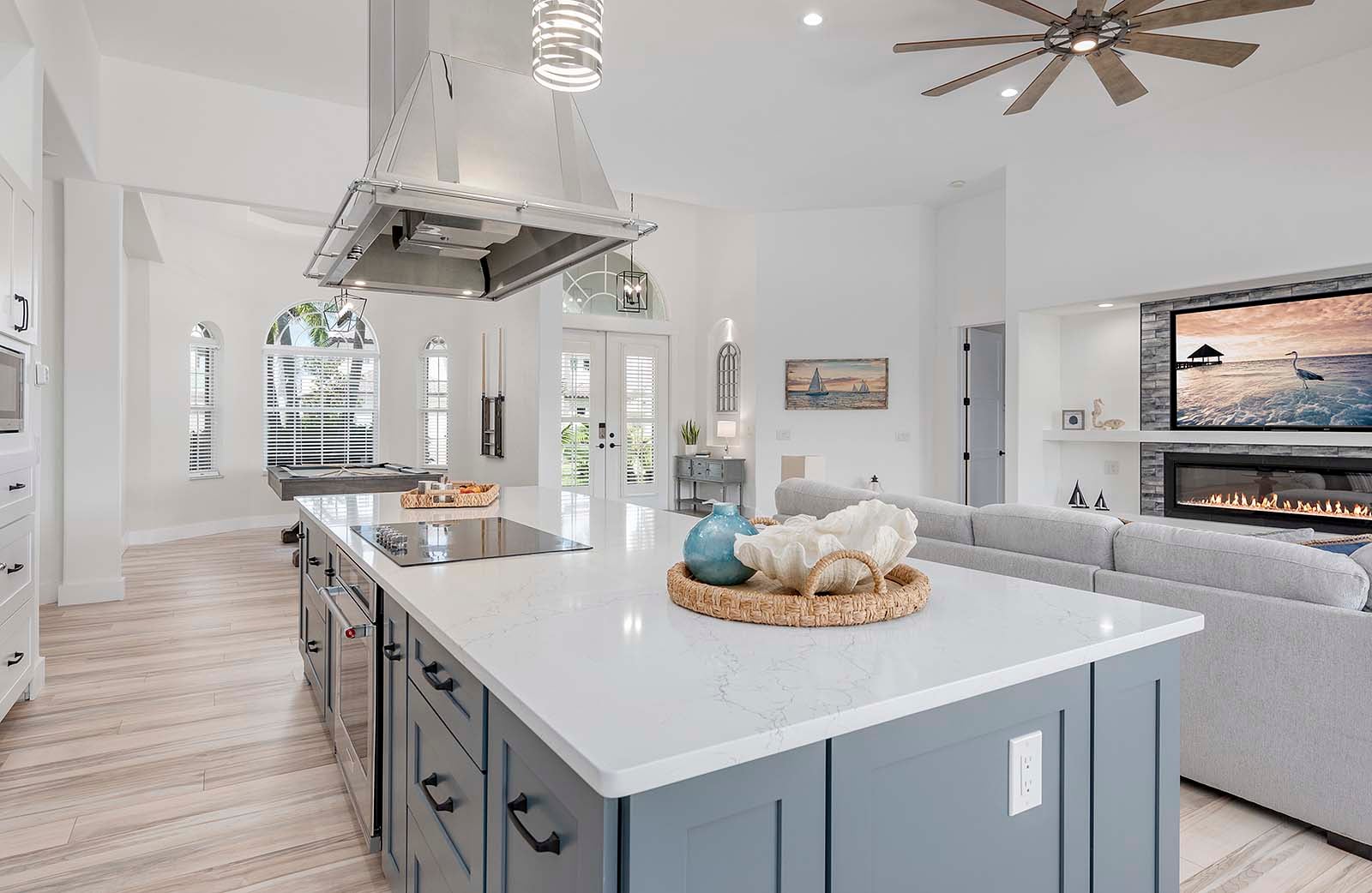 Helles, einstöckiges Ferienhaus am Kanal mit Pool und Lanai.