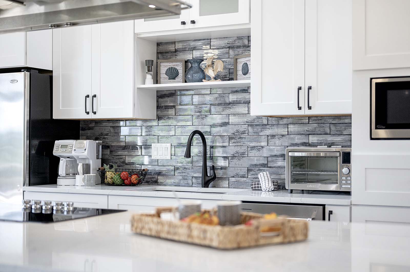 Blick auf den Kanal mit privatem Dock und Bootslift.