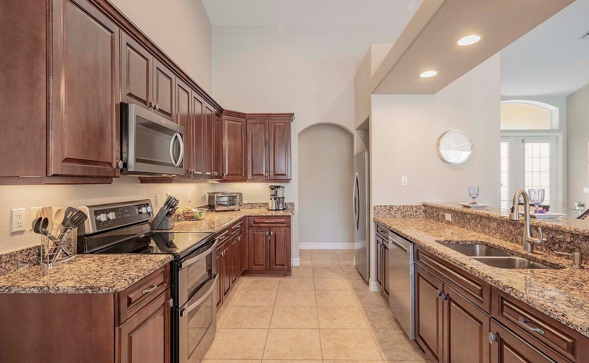 Beheizter Pool und Whirlpool auf der Lanai mit Blick auf den Kanal.