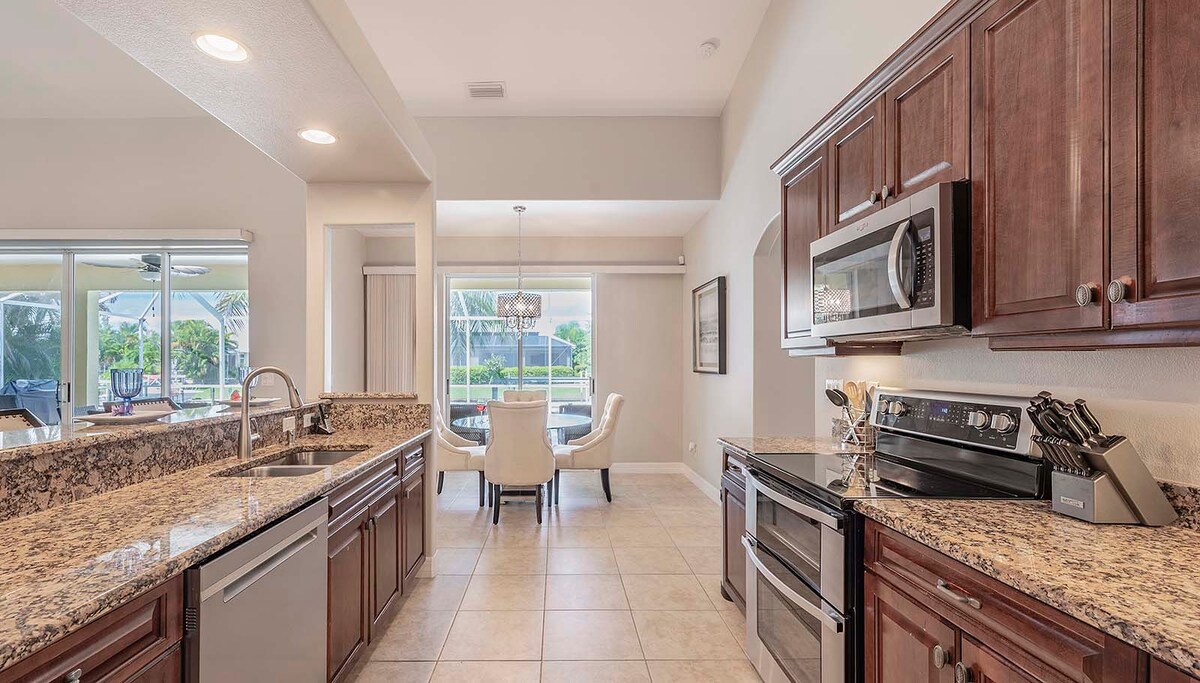 Beheizter Pool und Whirlpool auf der Lanai mit Blick auf den Kanal.