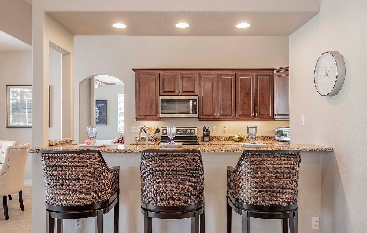 Beheizter Pool und Whirlpool auf der Lanai mit Blick auf den Kanal.