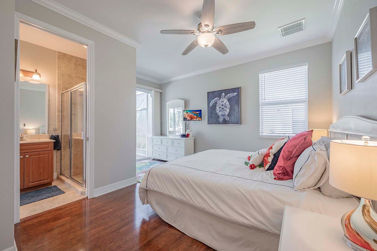 Beheizter Pool und Whirlpool auf der Lanai mit Blick auf den Kanal.