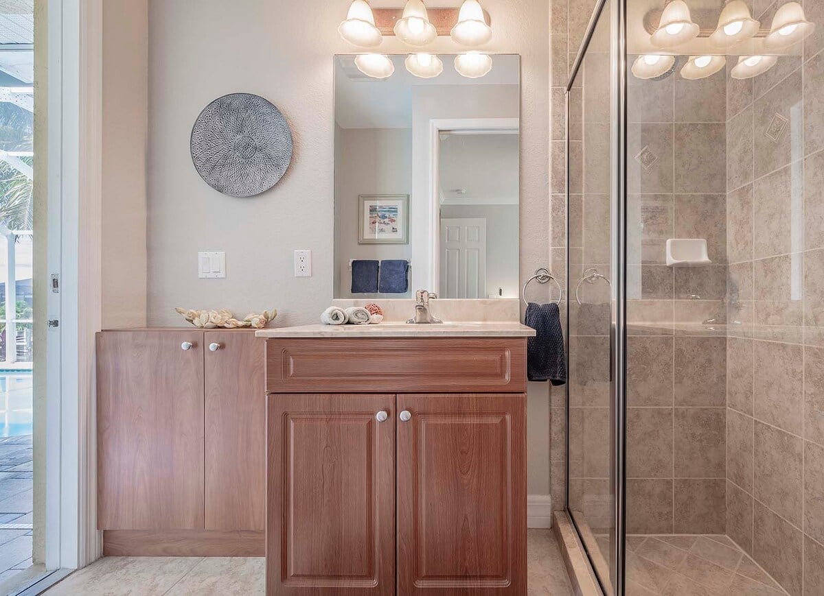 Beheizter Pool und Whirlpool auf der Lanai mit Blick auf den Kanal und Bootsdock.