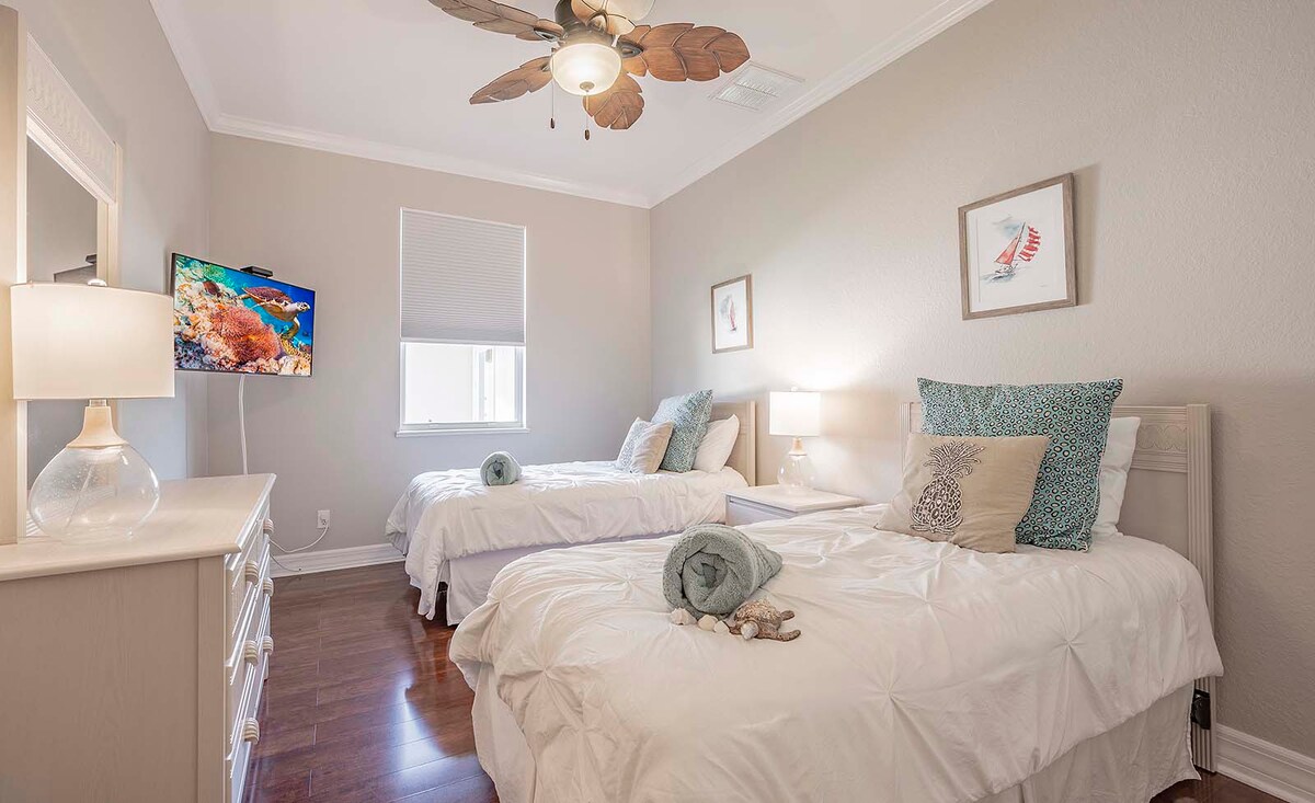 Beheizter Pool und Whirlpool auf der Lanai mit Blick auf den Kanal.