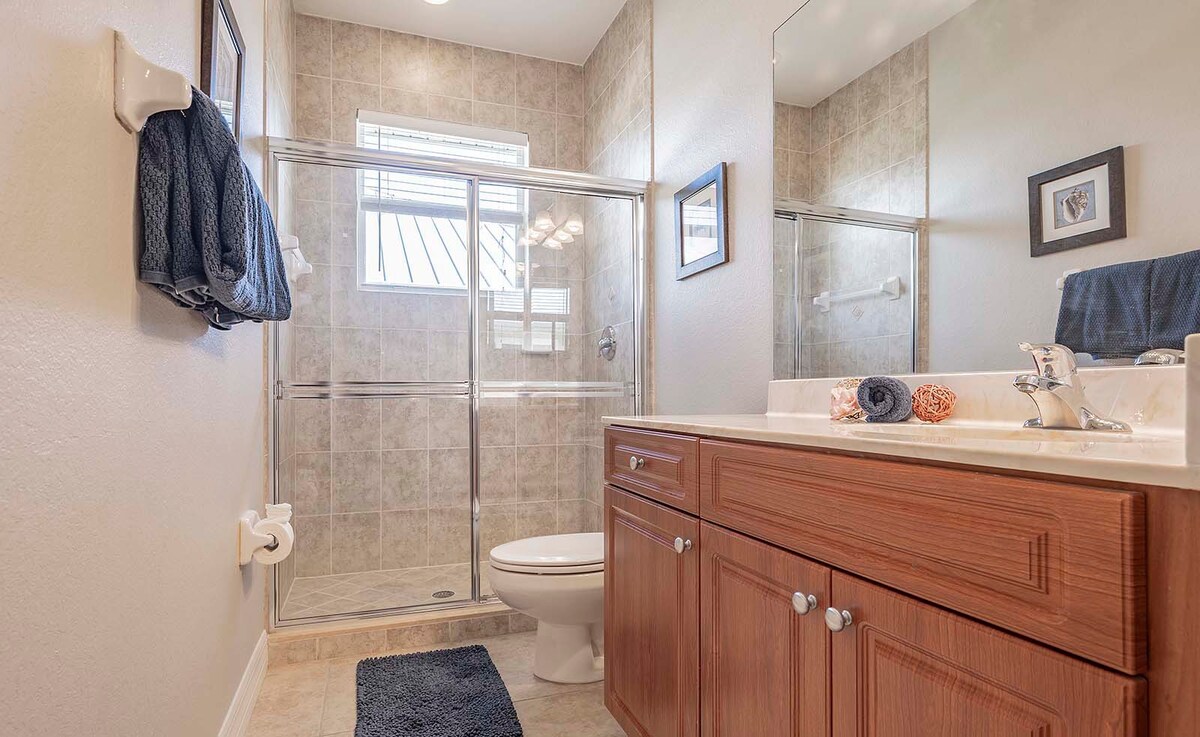 Beheizter Pool und Whirlpool auf der Lanai mit Blick auf den Kanal.