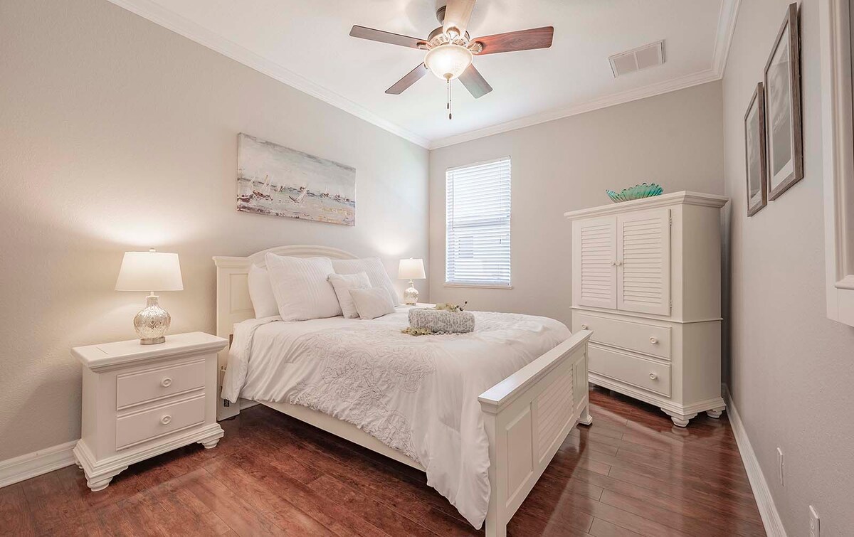 Beheizter Pool und Whirlpool auf der Lanai mit Blick auf den Kanal.