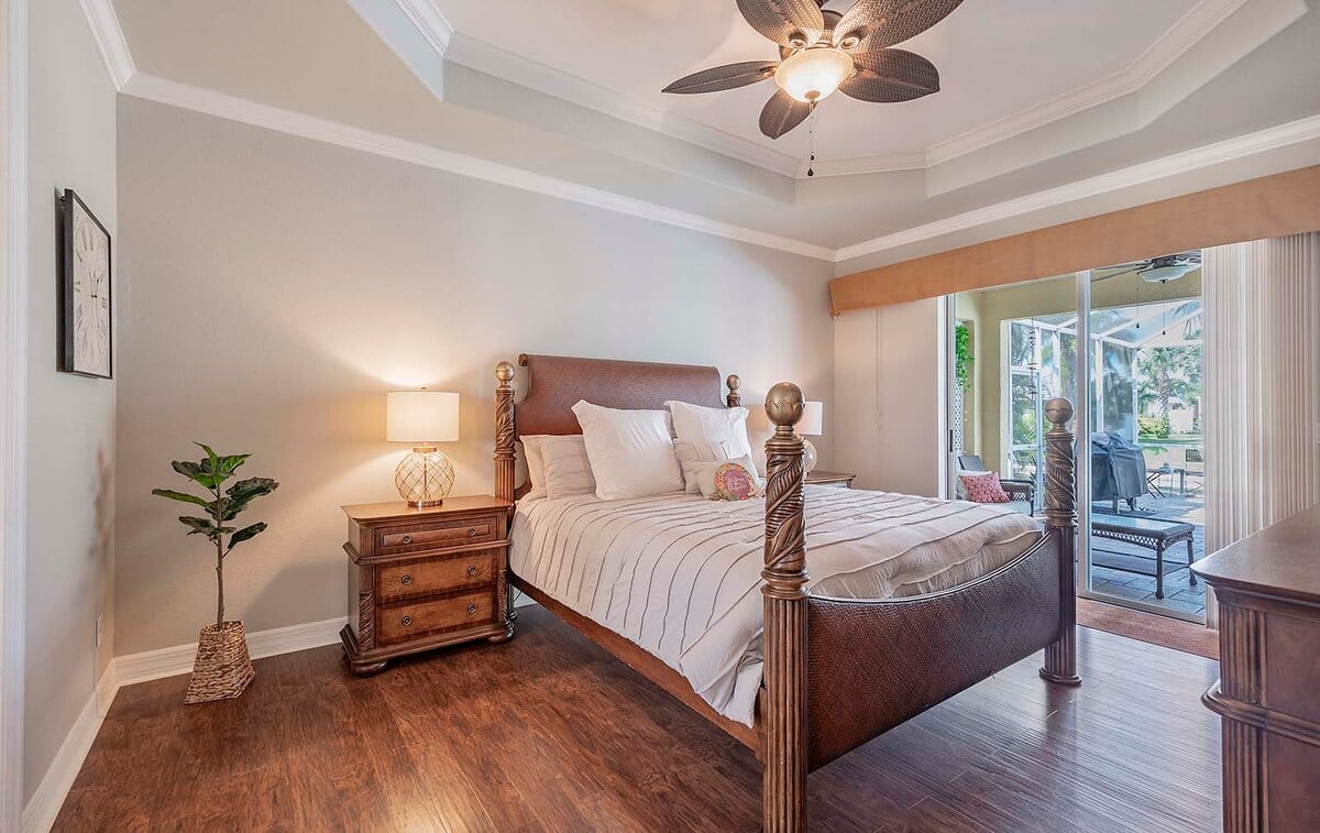 Beheizter Pool und Whirlpool auf der Lanai mit Blick auf den Kanal und Bootsdock.