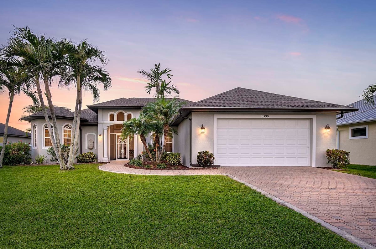 Beheizter Pool und Whirlpool auf der Lanai mit Blick auf den Kanal.