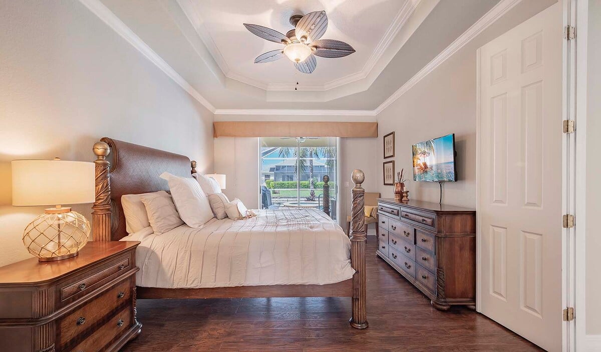 Überdachte Lanai mit Blick auf Pool, Whirlpool und Kanal.