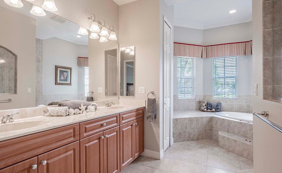 Beheizter Pool und Whirlpool auf der Lanai mit Blick auf den Kanal und Bootsdock.