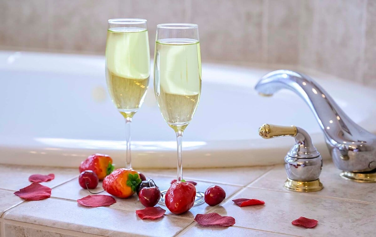 Beheizter Pool und Whirlpool auf der Lanai mit Blick auf den Kanal und Bootsdock.