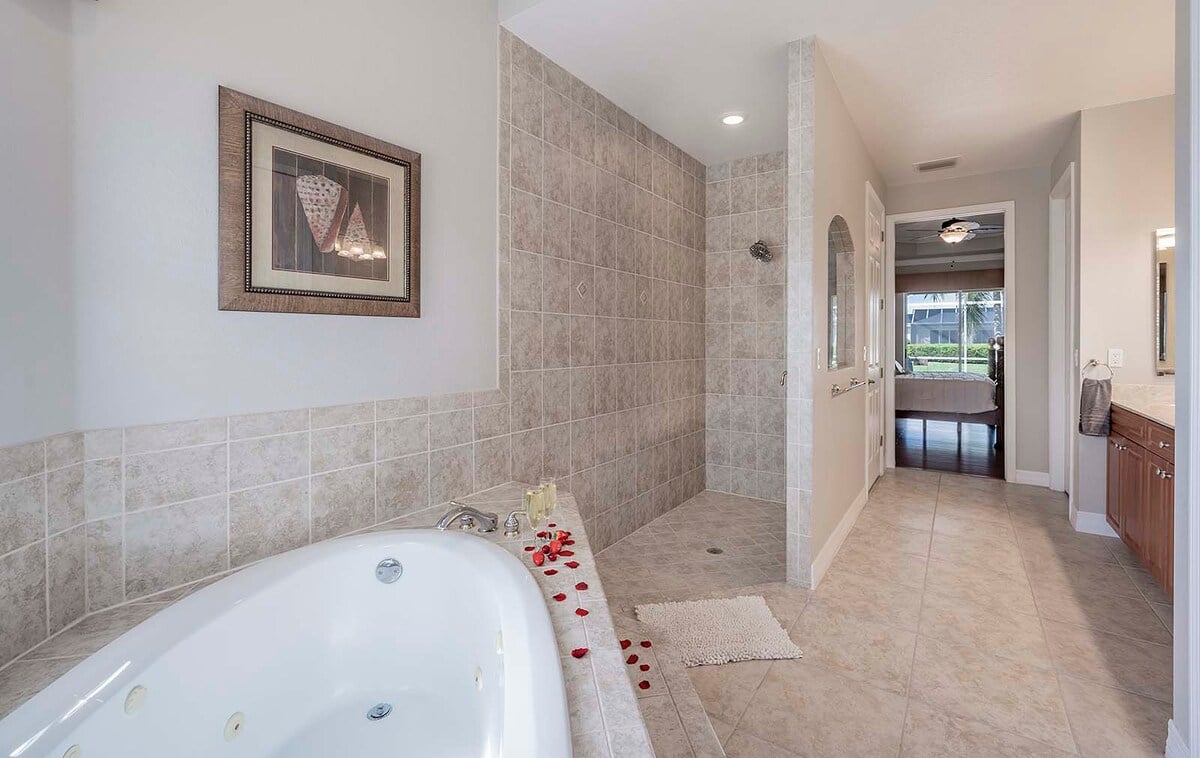 Beheizter Pool und Whirlpool auf der Lanai mit Blick auf den Kanal.