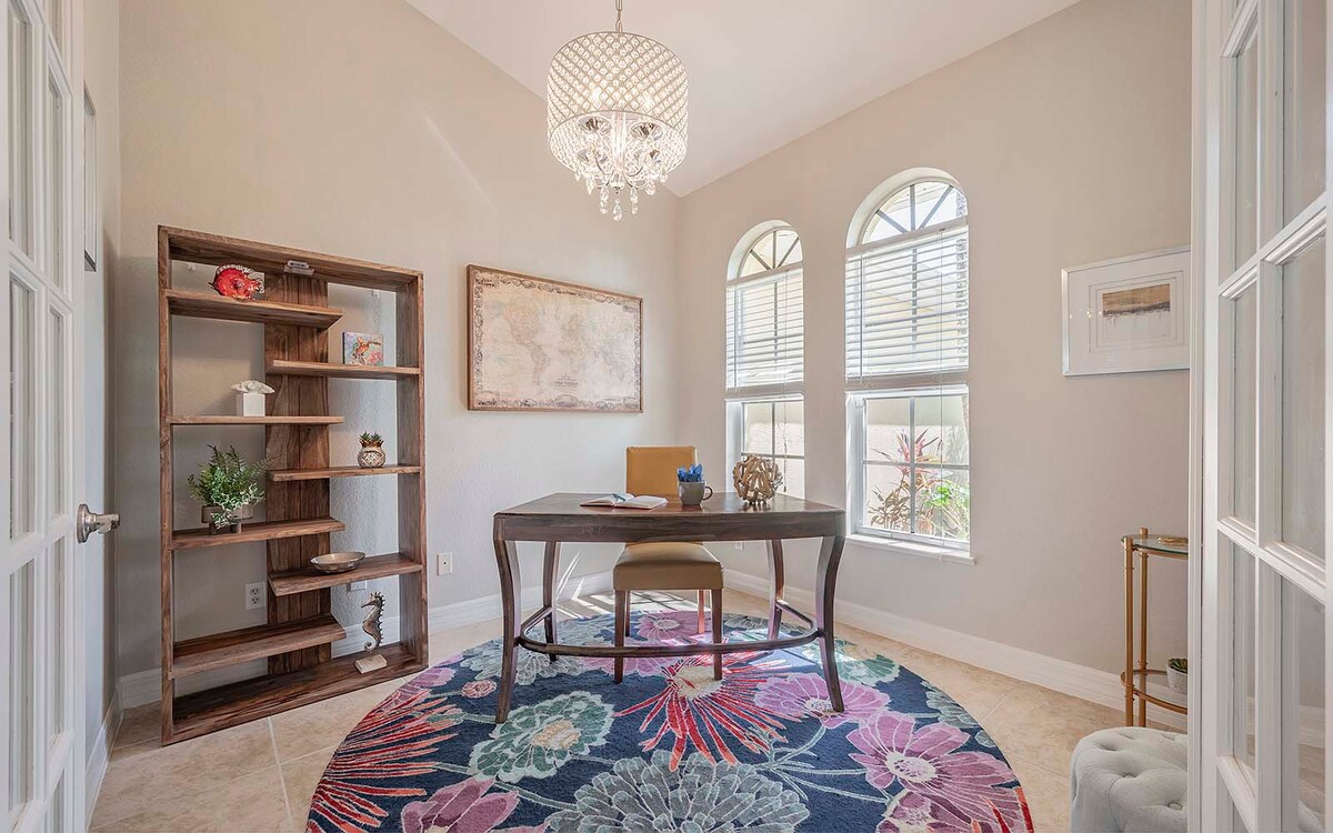 Beheizter Pool und Whirlpool auf der Lanai mit Blick auf den Kanal und Bootsdock.