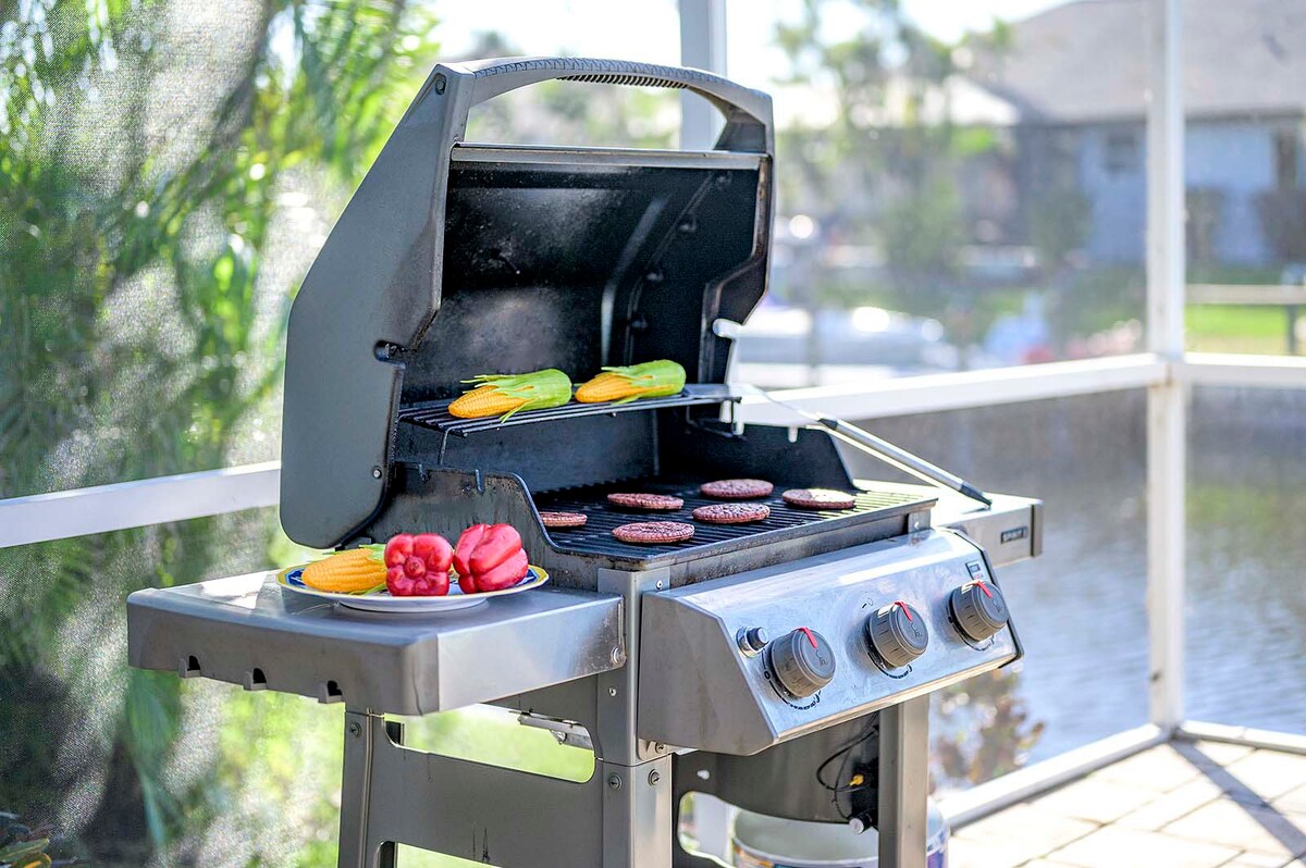 Beheizter Pool und Whirlpool auf der Lanai mit Blick auf den Kanal.