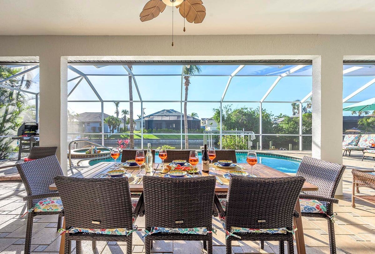 Beheizter Pool und Whirlpool auf der Lanai mit Blick auf den Kanal und Bootsdock.