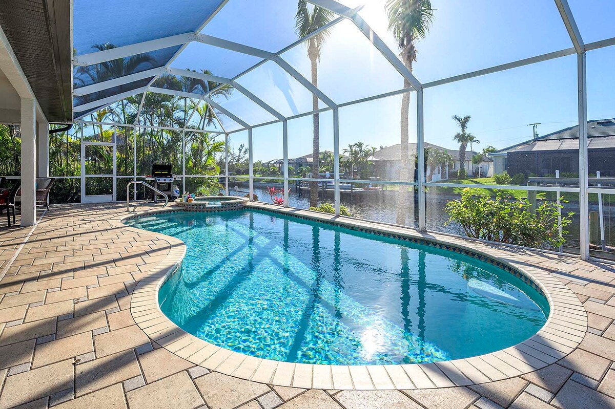 Beheizter Pool und Whirlpool auf der Lanai mit Blick auf den Kanal und Bootsdock.