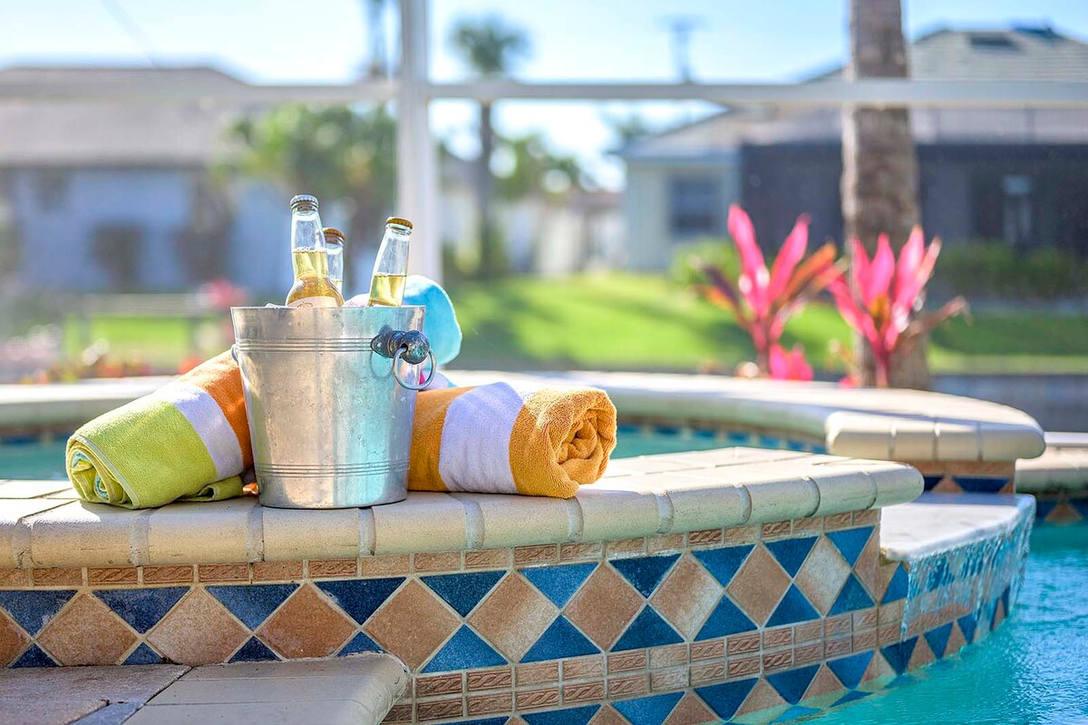 Beheizter Pool und Whirlpool auf der Lanai mit Blick auf den Kanal.