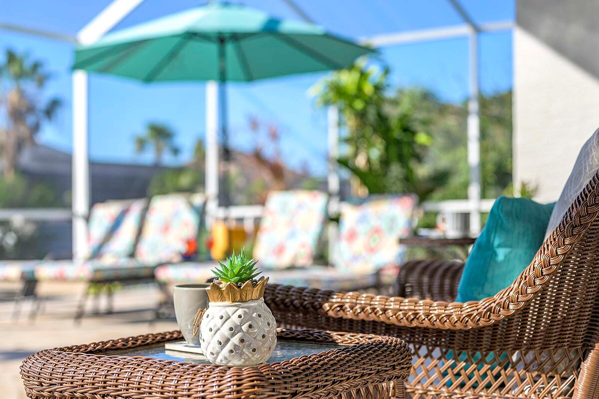 Beheizter Pool und Whirlpool auf der Lanai mit Blick auf den Kanal und Bootsdock.