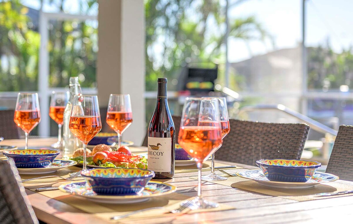 Beheizter Pool und Whirlpool auf der Lanai mit Blick auf den Kanal und Bootsdock.