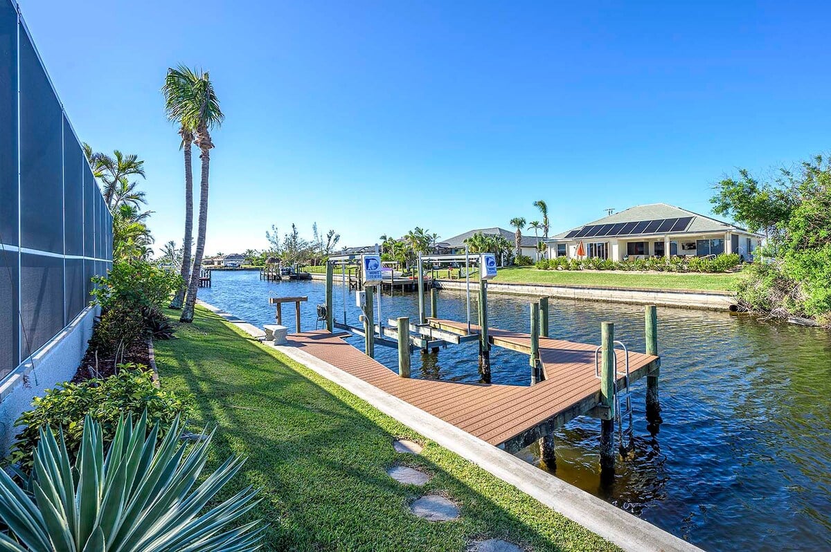 Blick auf Kanal mit Bootsdock und Bootslift bei Sonnenuntergang.