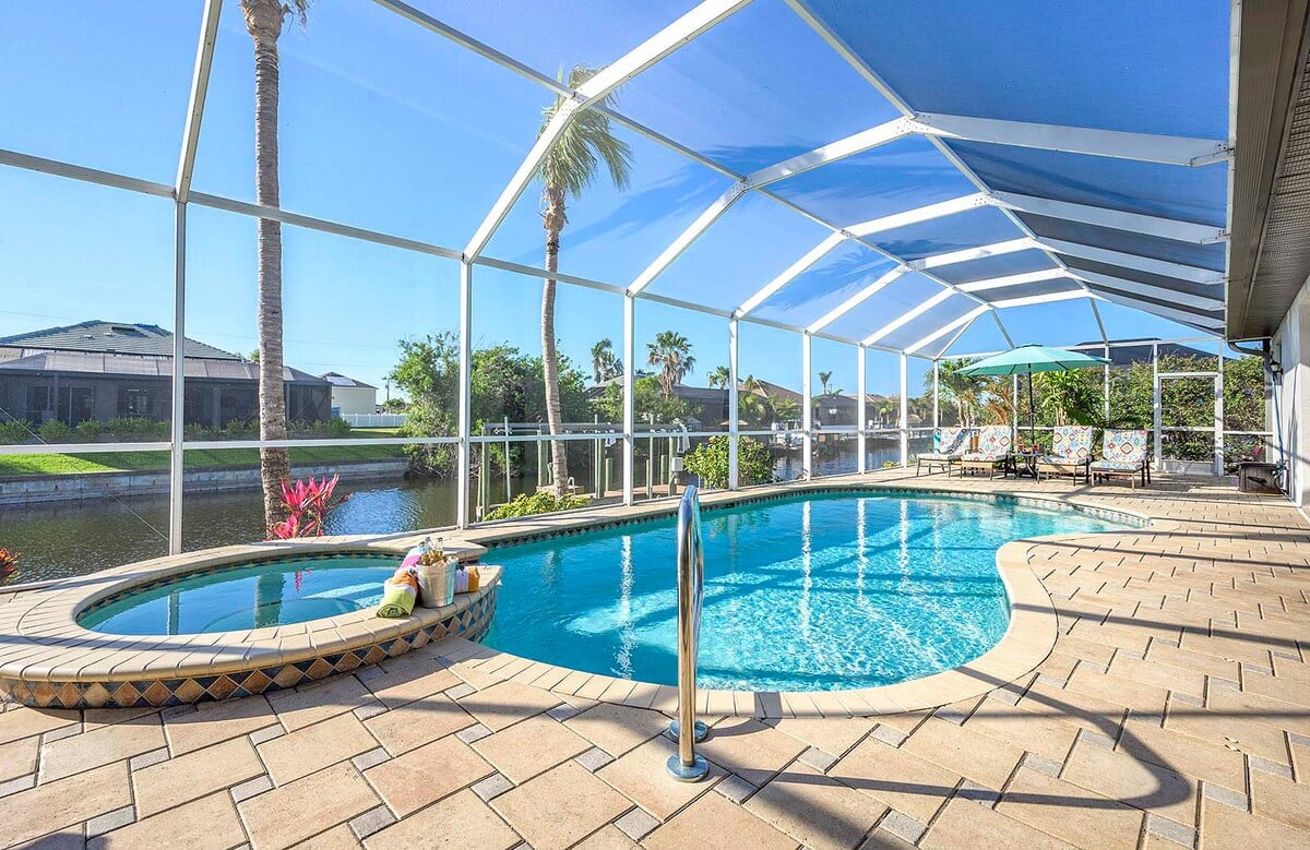 Beheizter Pool und Whirlpool auf der Lanai mit Blick auf den Kanal und Bootsdock.