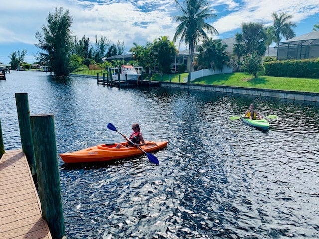 Beheizter Pool und Whirlpool auf der Lanai mit Blick auf den Kanal und Bootsdock.