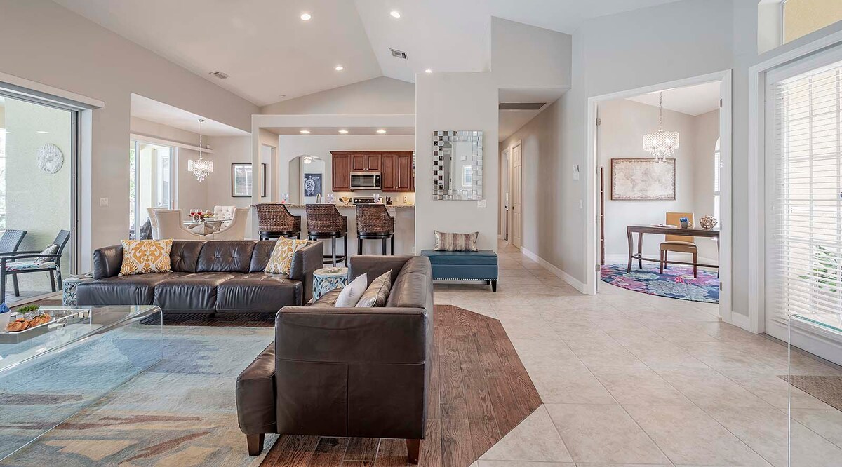 Beheizter Pool und Whirlpool auf der Lanai mit Blick auf den Kanal.