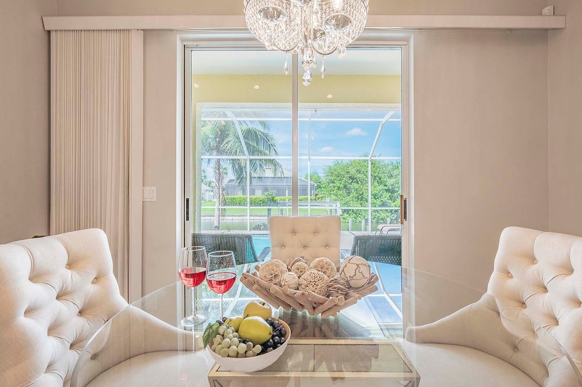 Beheizter Pool und Whirlpool auf der Lanai mit Blick auf den Kanal.