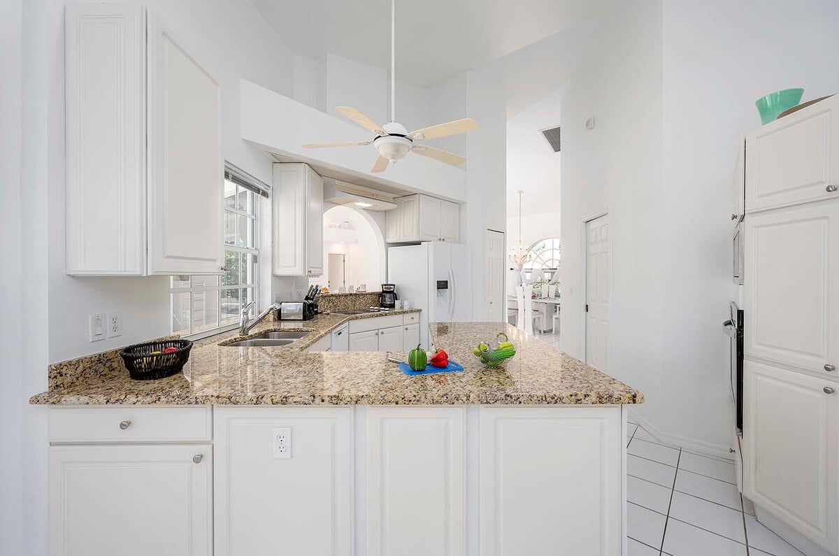 Beheizter Pool mit Sonnenliegen auf der Lanai am Kanal.