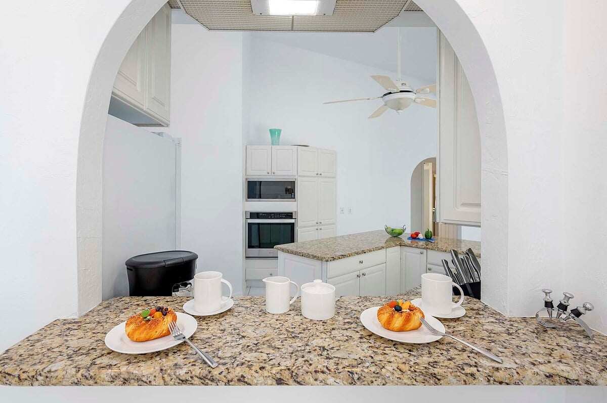 Beheizter Pool mit Sonnenterrasse und privatem Dock am Kanal.