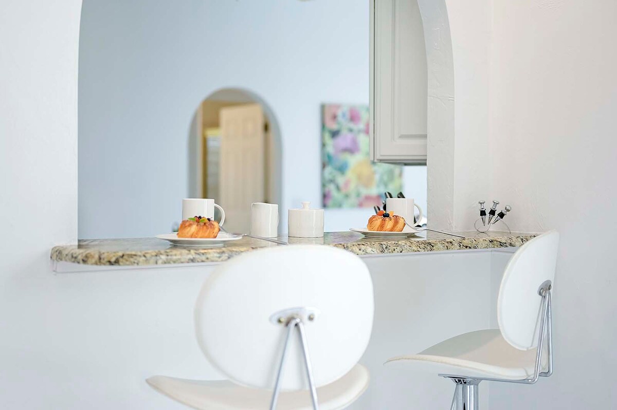 Beheizter Pool mit Sonnenliegen und Blick auf den Kanal.