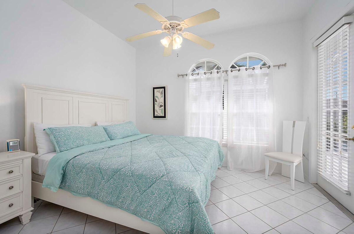 Beheizter Pool mit Sonnenliegen und Blick auf den Kanal.