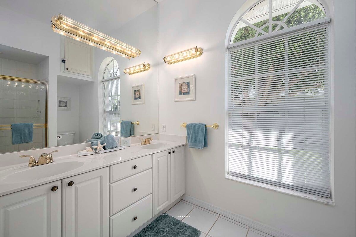 Beheizter Pool mit Sonnenliegen auf der Terrasse am Kanal.