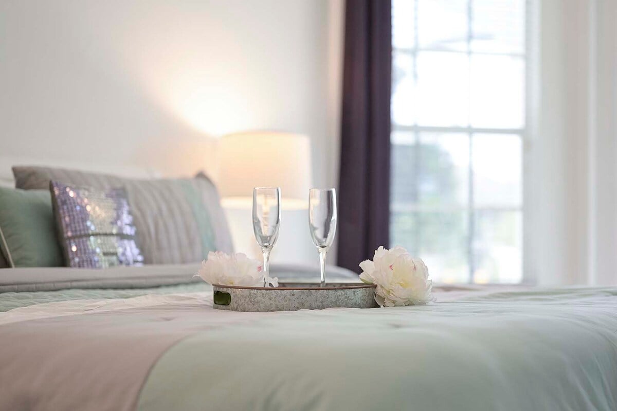 Beheizter Pool auf der sonnigen Terrasse mit Blick auf den Kanal und privatem Dock.