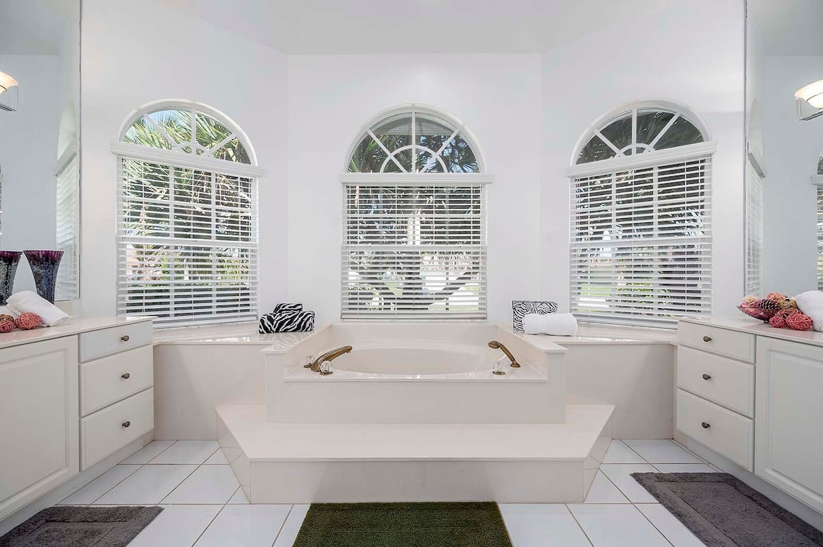 Beheizter Pool mit Sonnenterrasse und Blick auf den Kanal.