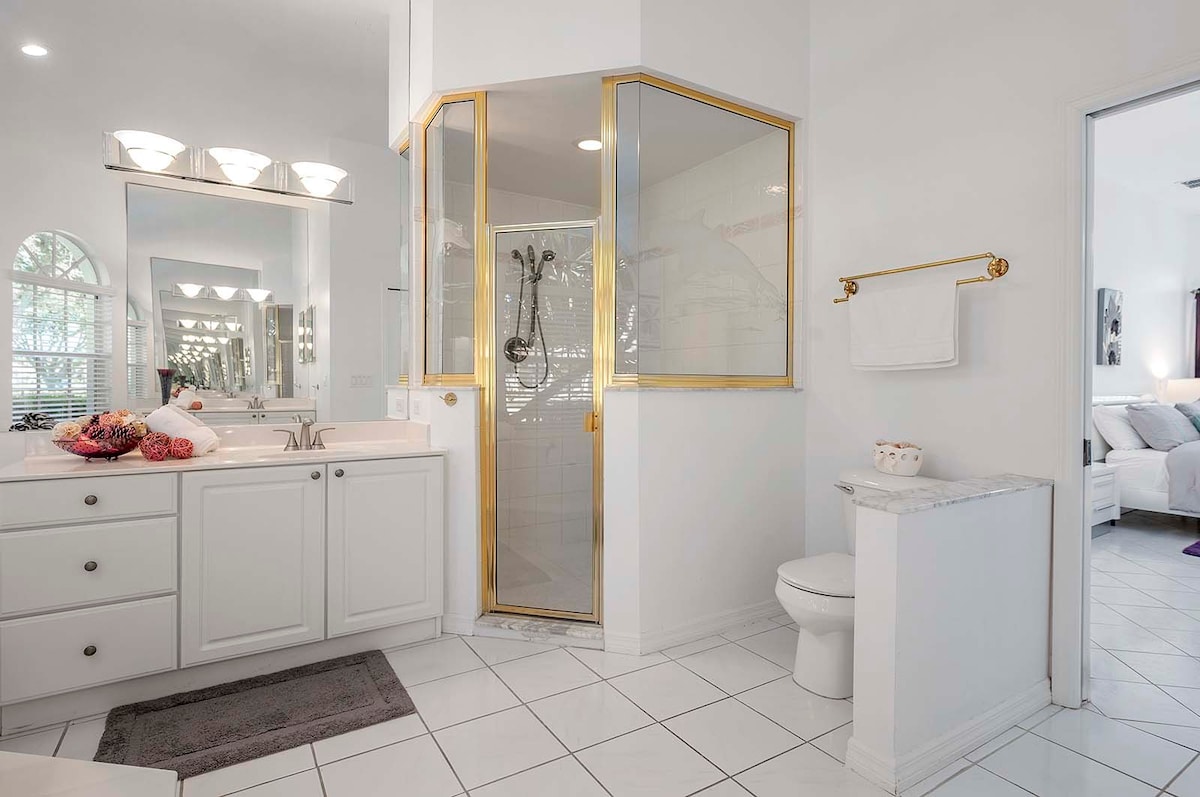 Beheizter Pool auf der sonnigen Terrasse mit Blick auf den Kanal und privatem Dock.