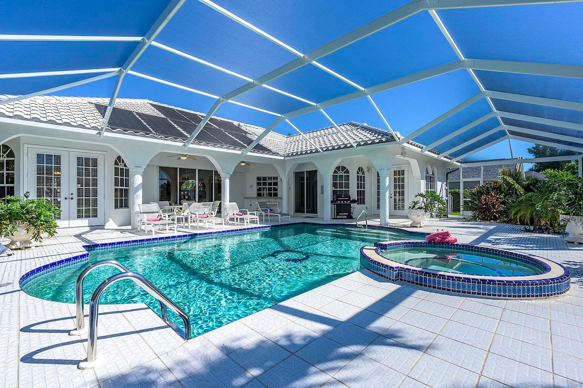 Beheizter Poolbereich mit Sonnenliegen und Blick auf den Kanal.