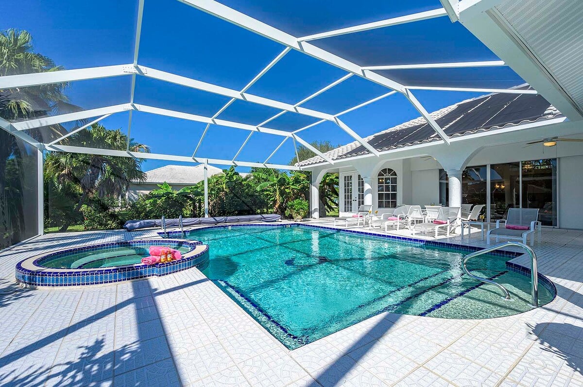 Beheizter Pool auf der Lanai mit Sonnenliegen und Blick auf den Kanal.