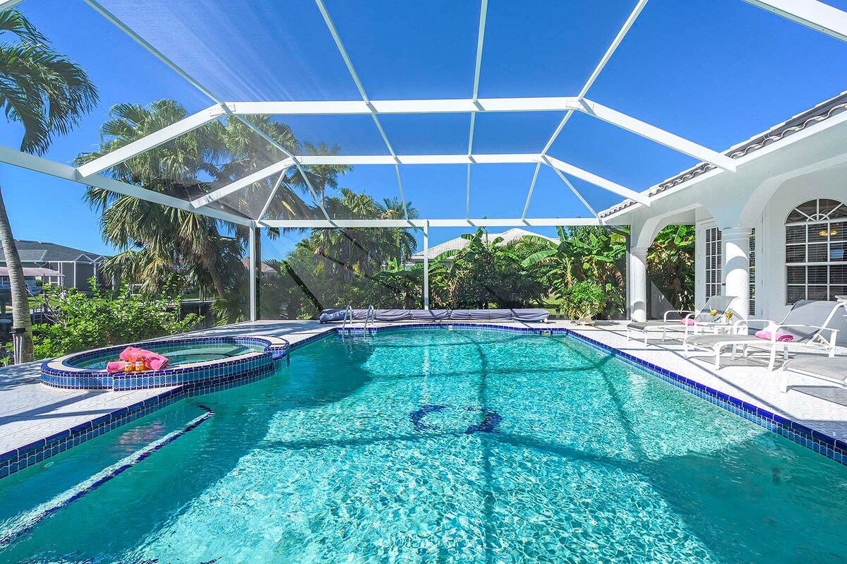 Beheizter Pool auf der sonnigen Terrasse mit Blick auf den Kanal und privatem Dock.