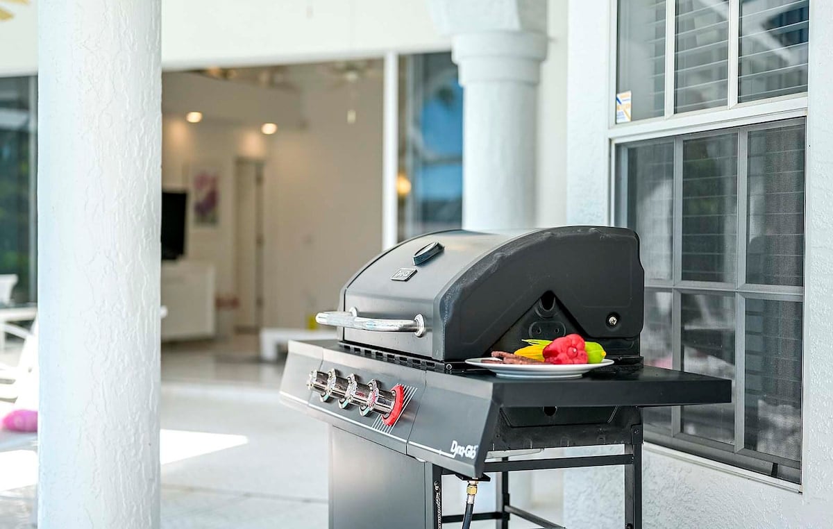 Beheizter Poolbereich mit Sonnenliegen und Blick auf den Kanal.