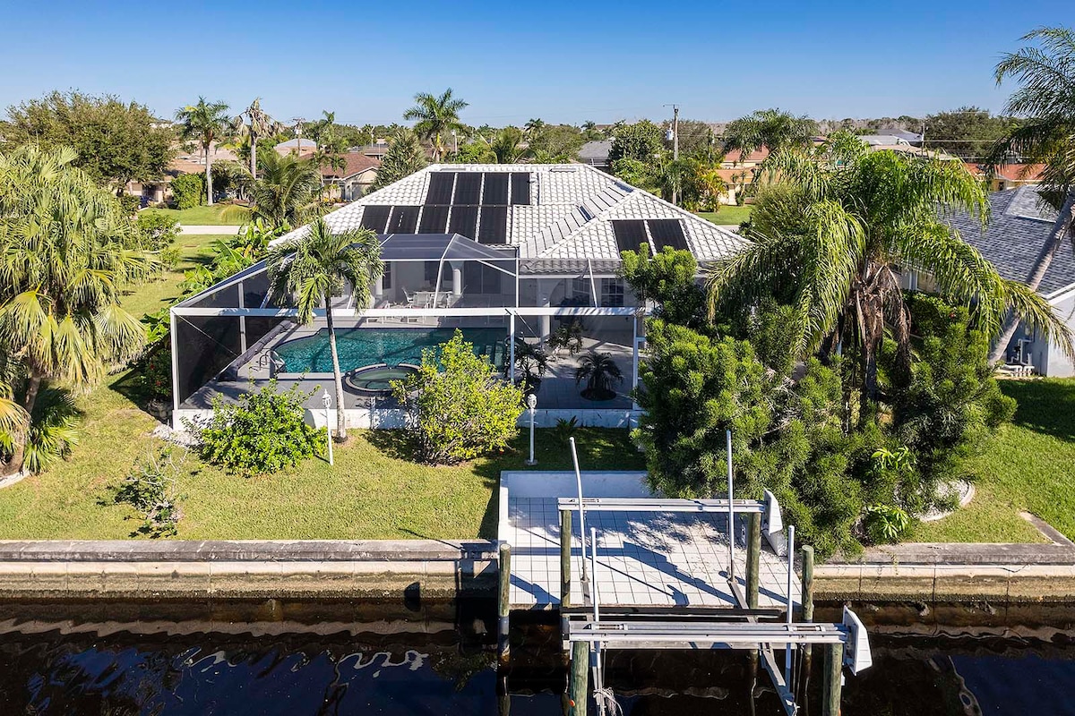Beheizter Pool mit Sonnenterrasse und Blick auf den Kanal.