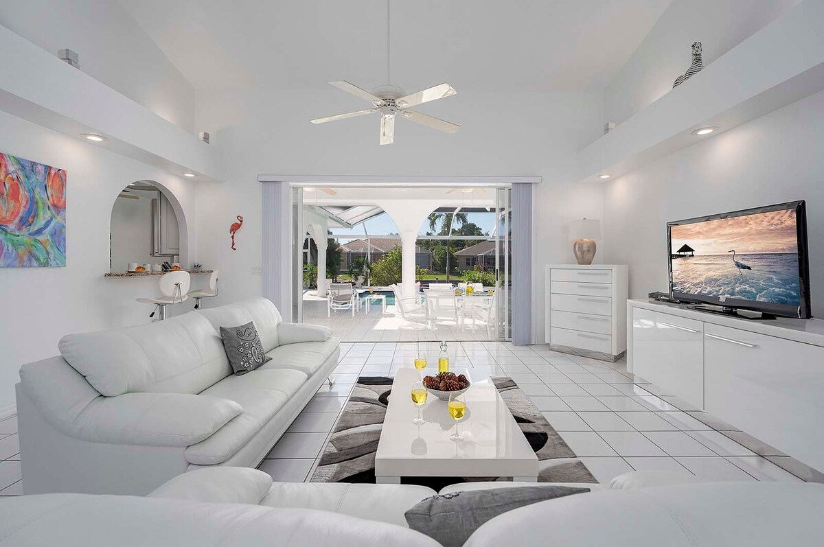 Beheizter Pool mit Sonnenterrasse und Blick auf den Kanal.