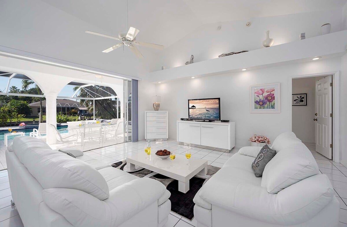 Beheizter Pool auf der sonnigen Terrasse mit Blick auf den Kanal und privatem Dock.