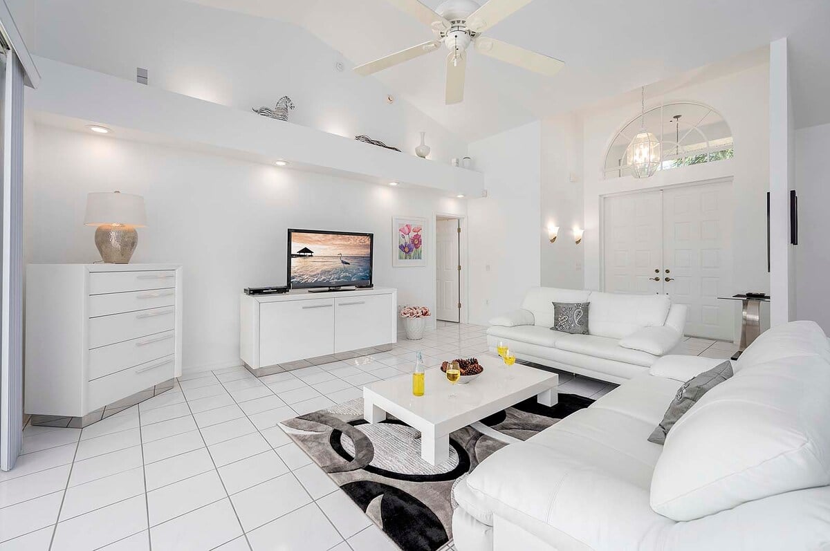 Beheizter Poolbereich mit Sonnenliegen und Blick auf den Kanal.