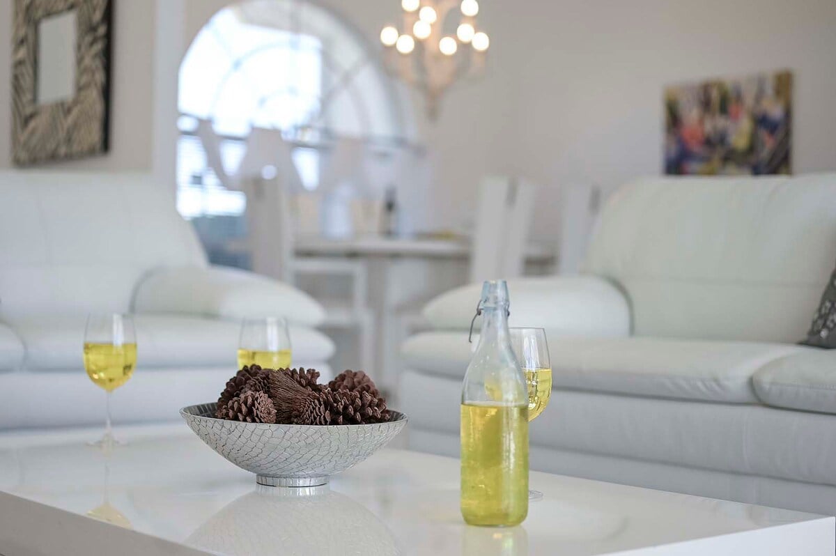 Beheizter Poolbereich mit Sonnenliegen und Blick auf den Kanal.