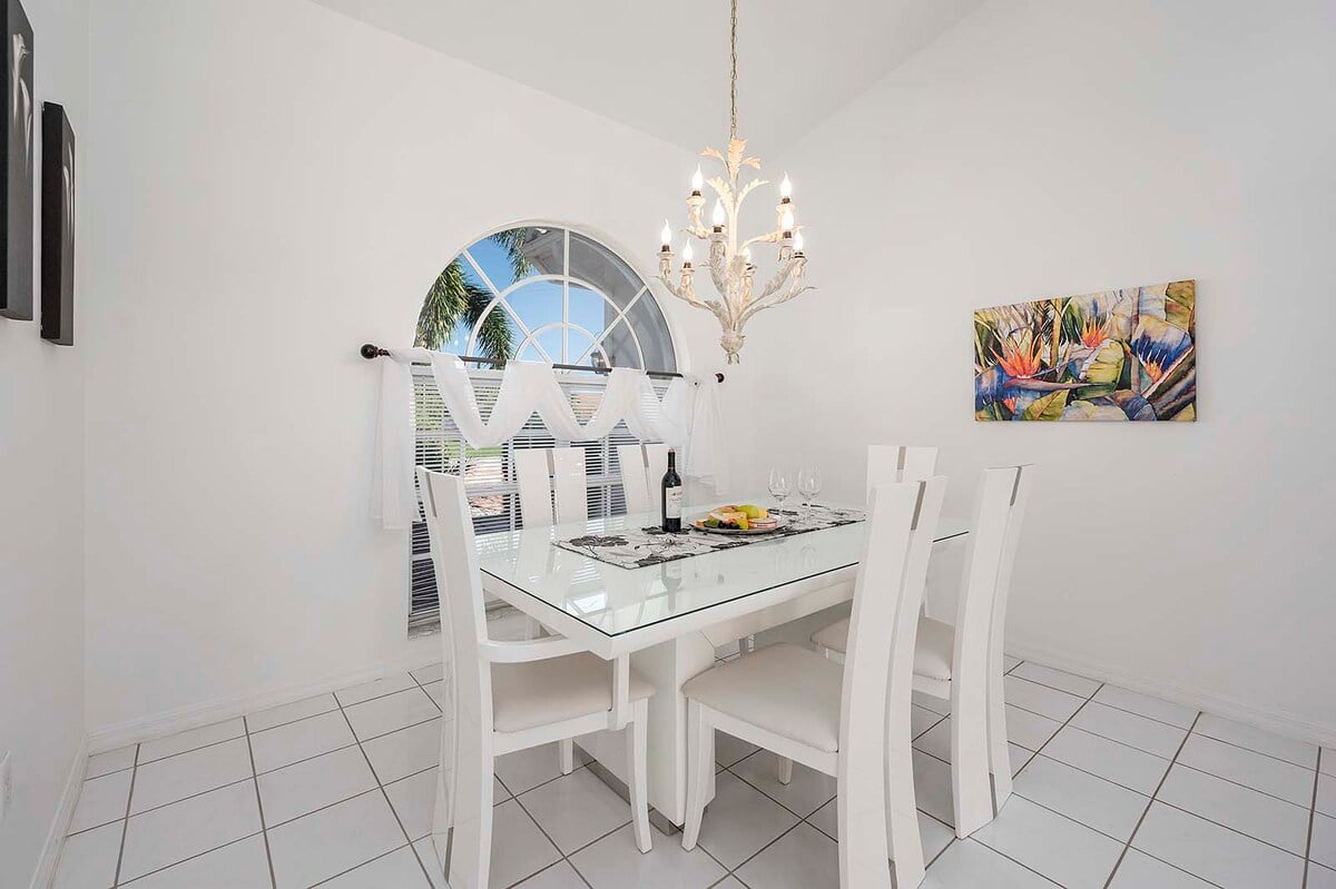 Beheizter Pool mit Sonnenterrasse, Liegen und Blick auf den Kanal.