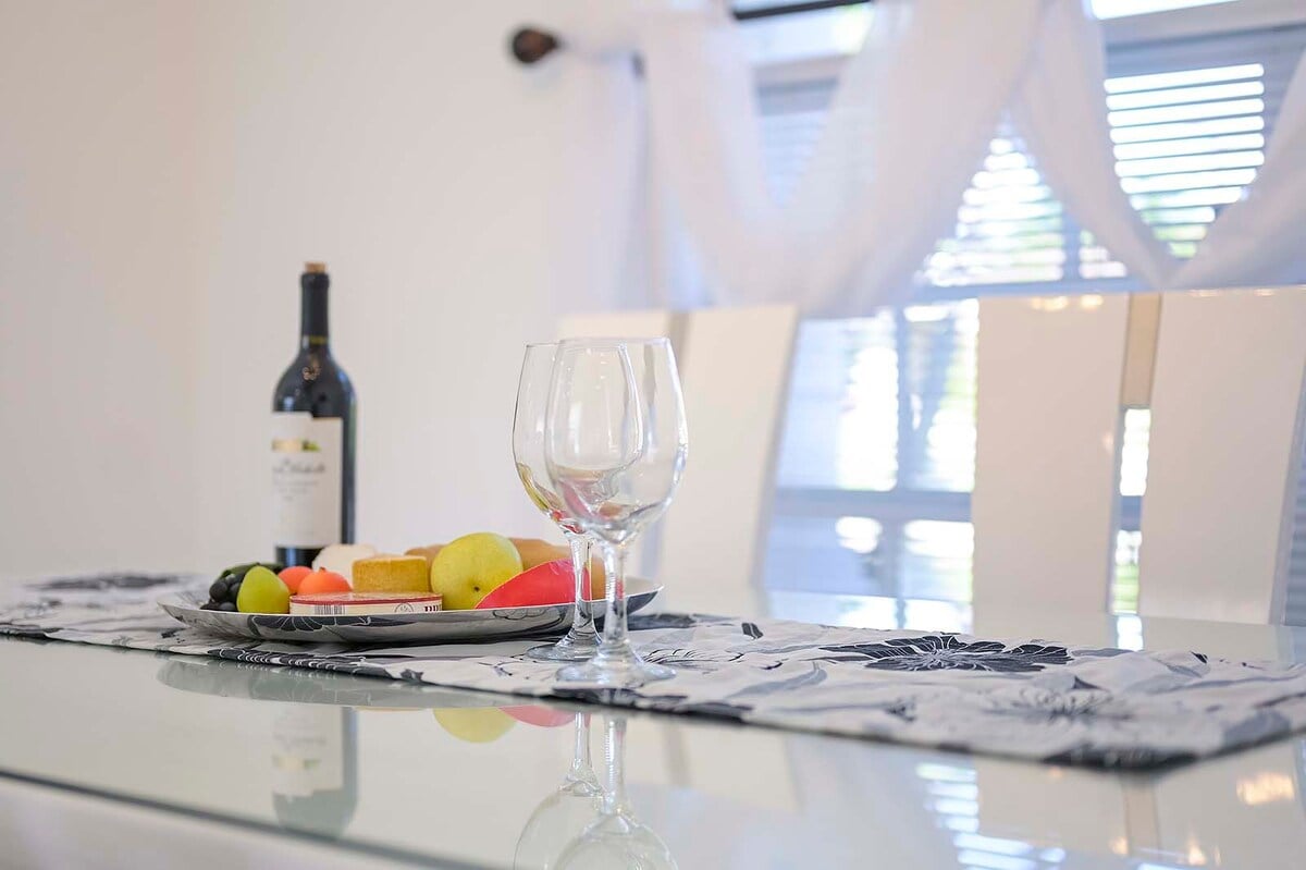 Beheizter Pool mit Sonnenliegen auf der Terrasse am Kanal.