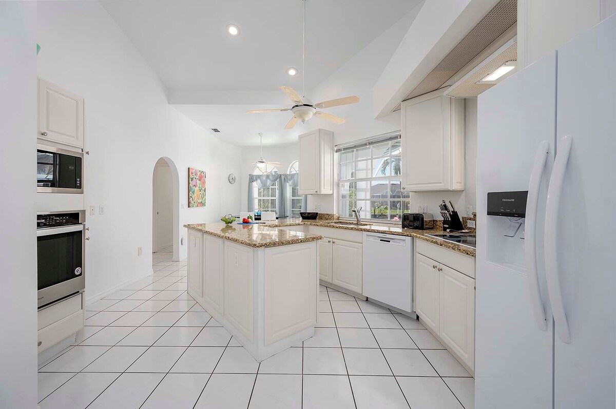 Beheizter Poolbereich mit Sonnenliegen und Blick auf den Kanal.