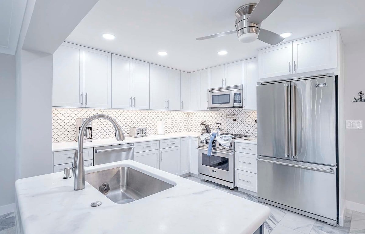 Blick auf den Kanal mit privatem Bootssteg.